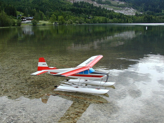 Elektro-Wasserfliegertreffen Grundlsee am 10. und 11. Juni 2006 - Foto 08 - klick = zurck zum Index