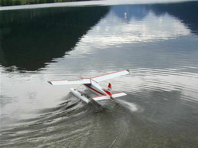 Elektro-Wasserfliegertreffen Grundlsee am 10. und 11. Juni 2006 - Foto 09 - klick = zurck zum Index