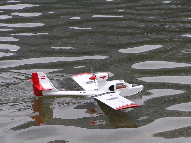 Elektro-Wasserfliegertreffen Grundlsee am 10. und 11. Juni 2006 - Foto 12 - klick = zurck zum Index