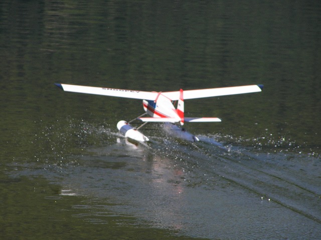 Elektro-Wasserfliegertreffen Grundlsee am 10. und 11. Juni 2006 - Foto 22 - klick = zurck zum Index