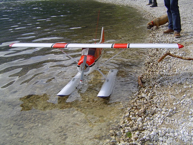 Elektro-Wasserfliegertreffen Grundlsee am 10. und 11. Juni 2006 - Foto 27 - klick = zurck zum Index