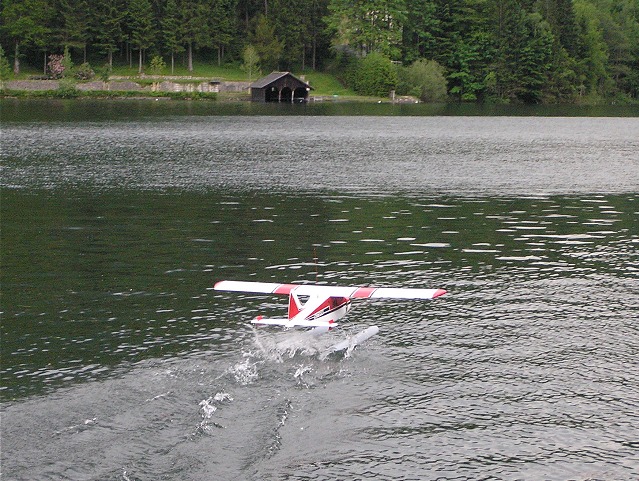 Elektro-Wasserfliegertreffen Grundlsee am 10. und 11. Juni 2006 - Foto 30 - klick = zurck zum Index