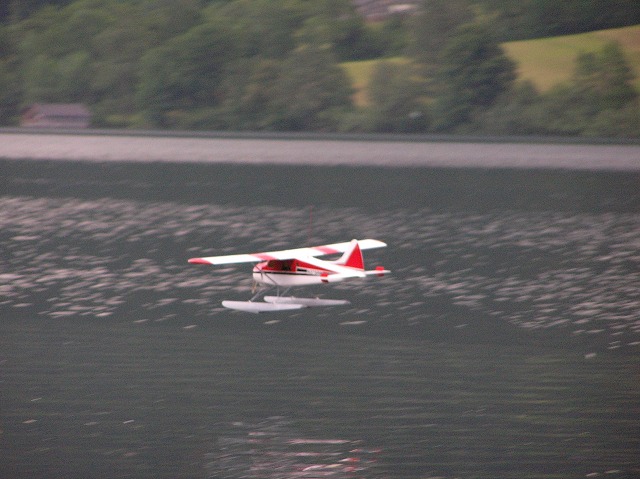 Elektro-Wasserfliegertreffen Grundlsee am 10. und 11. Juni 2006 - Foto 32 - klick = zurck zum Index