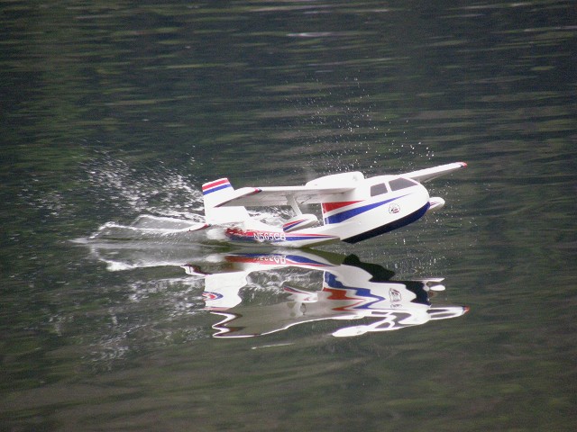 Elektro-Wasserfliegertreffen Grundlsee von 13. bis 15. Mai 2010 - Foto 10 - klick = zurck zum Index