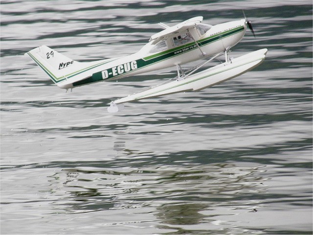 Elektro-Wasserfliegertreffen Grundlsee von 13. bis 15. Mai 2010 - Foto 16 - klick = zurck zum Index