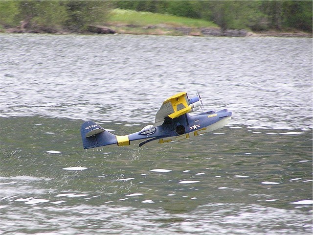 Elektro-Wasserfliegertreffen Grundlsee von 13. bis 15. Mai 2010 - Foto 41 - klick = zurck zum Index