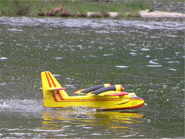 Elektro-Wasserfliegertreffen Grundlsee von 13. bis 15. Mai 2010 - Foto 43 - klick = zurck zum Index