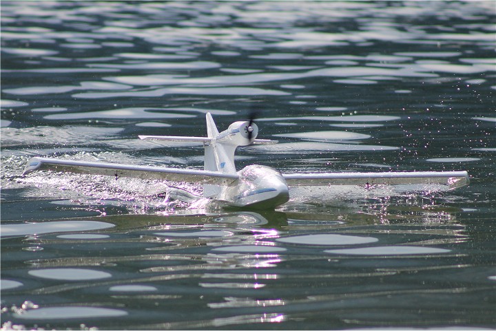 Elektro-Wasserfliegertreffen Grundlsee von 16. bis 19. Juni 2011 - Foto 28 - klick = zurck zum Index