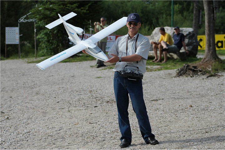 Elektro-Wasserfliegertreffen Grundlsee von 16. bis 19. Juni 2011 - Foto 29 - klick = zurck zum Index