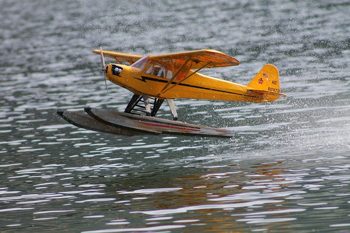 Elektro-Wasserfliegertreffen Grundlsee von 16. bis 19. Juni 2011 - Foto 58 - klick = zurck zum Index