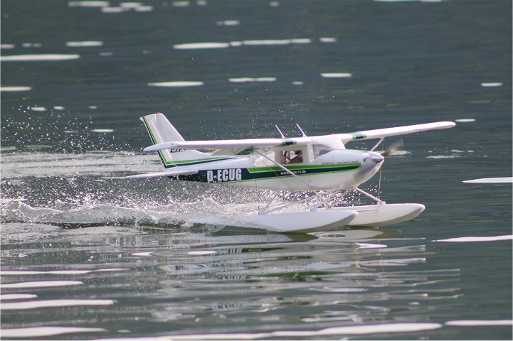 Elektro-Wasserfliegertreffen Grundlsee von 16. bis 19. Juni 2011 - Foto 59 - klick = zurck zum Index