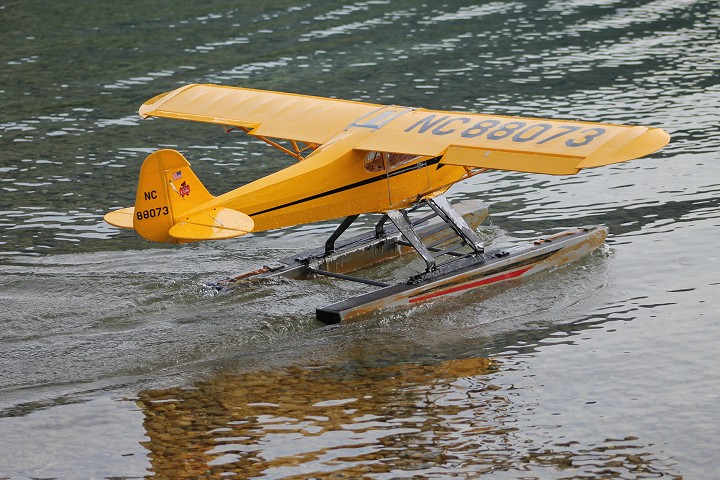 Elektro-Wasserfliegertreffen Grundlsee von 16. bis 19. Juni 2011 - Foto 60 - klick = zurck zum Index