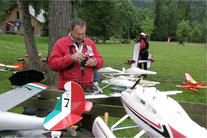 Elektro-Wasserfliegertreffen Grundlsee von 16. bis 19. Juni 2011 - Foto 74 - klick = zurck zum Index