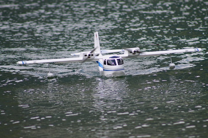 Elektro-Wasserfliegertreffen Grundlsee von 16. bis 19. Juni 2011 - Foto 86 - klick = zurck zum Index