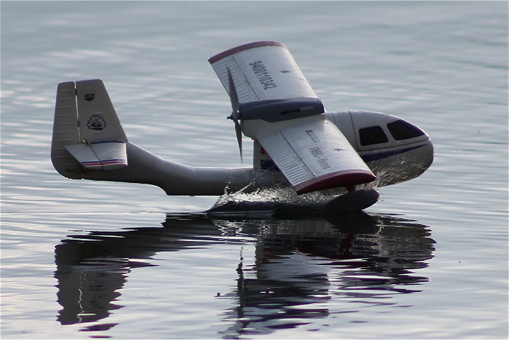 Elektro-Wasserfliegertreffen Grundlsee von 21. bis 22. Mai 2016 - Foto 12 - klick = zurck zum Index