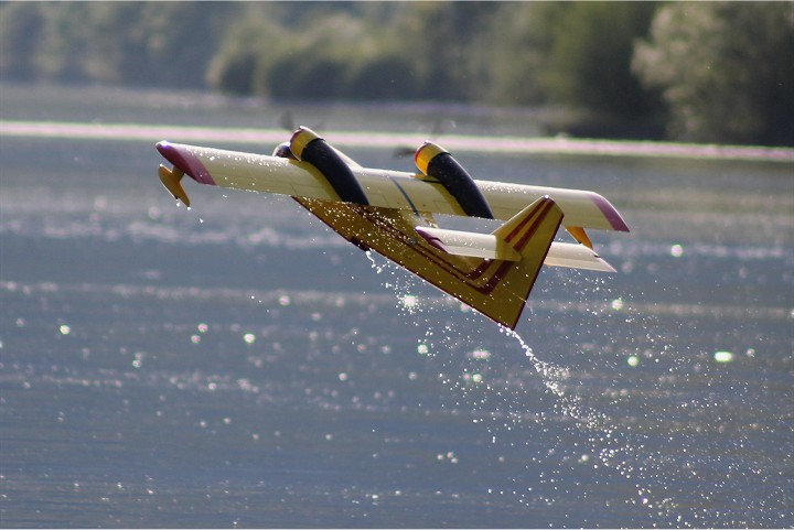 Elektro-Wasserfliegertreffen Grundlsee von 21. bis 22. Mai 2016 - Foto 32 - klick = zurck zum Index