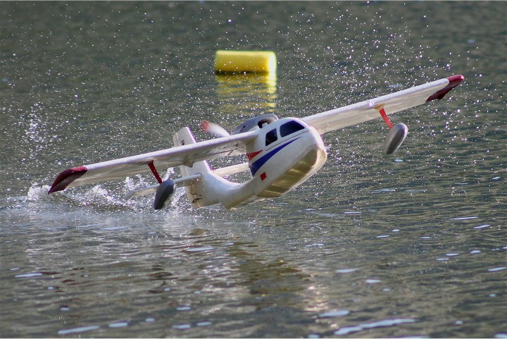 Elektro-Wasserfliegertreffen Grundlsee von 21. bis 22. Mai 2016 - Foto 35 - klick = zurck zum Index