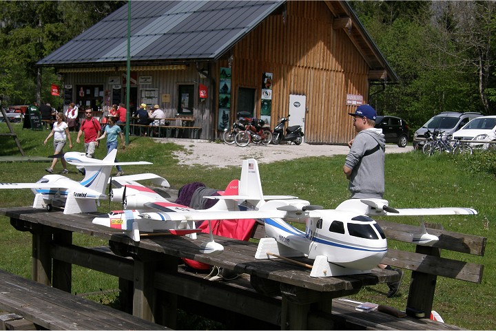 Elektro-Wasserfliegertreffen Grundlsee von 21. bis 22. Mai 2016 - Foto 42 - klick = zurck zum Index