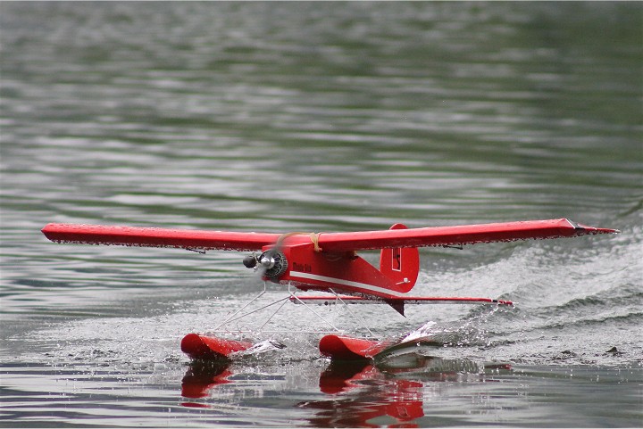 Elektro-Wasserfliegertreffen Grundlsee von 13. bis 14. Mai 2017 - Foto 17 - klick = zurck zum Index