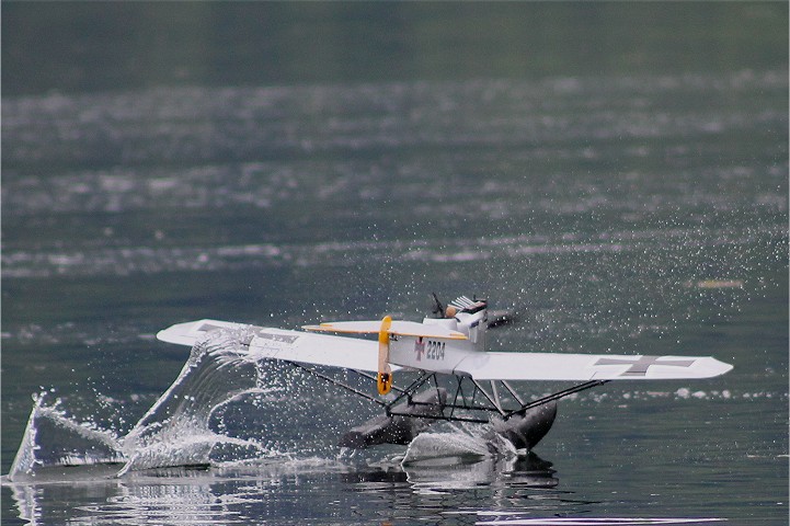 Elektro-Wasserfliegertreffen Grundlsee von 13. bis 14. Mai 2017 - Foto 31 - klick = zurck zum Index