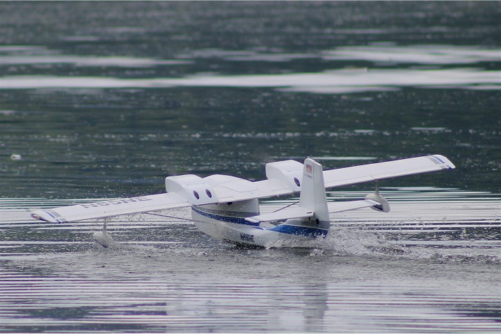 Elektro-Wasserfliegertreffen Grundlsee von 13. bis 14. Mai 2017 - Foto 32 - klick = zurck zum Index