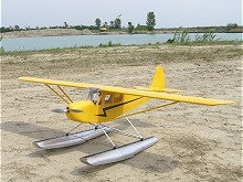 Piper J-3 auf Schwimmern